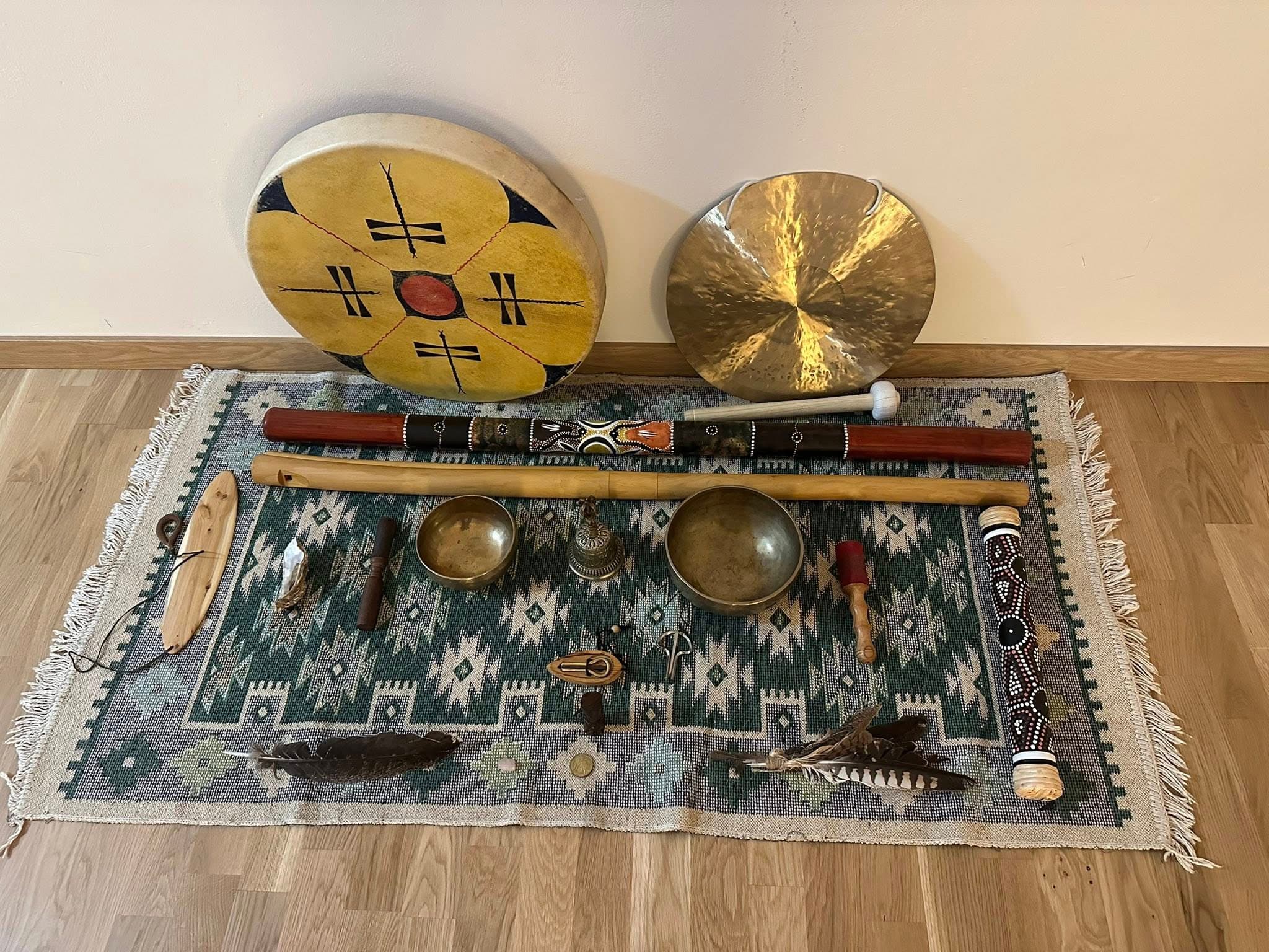 Muzikoterapeutické nástroje – šamanský buben, gong, tibetské mísy, fujarka, didgeridoo a další